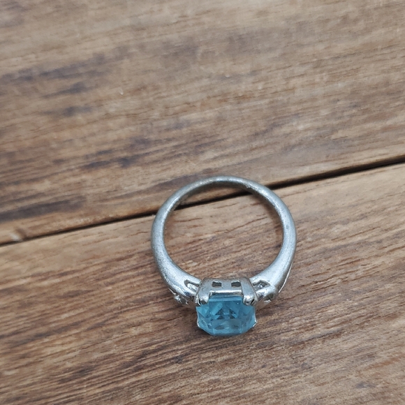 Avon Elegant Silver Ring with Icy Blue Gemstone R807 - Picture 2 of 4